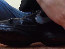 Guystoesucking. Com - Skinny Young Man Cleans His Shoes For A Jerk Off Session