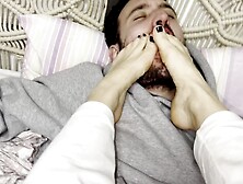 Le obligó a oler mis pies apestosos y le saco la leche rápido