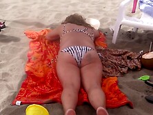 Seeing monstrous penises on the beach,  I can't resist and I masturbates.  I need to fuck.