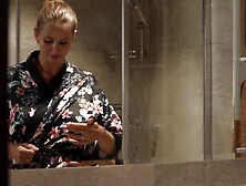 Depois do banho, Stella enfia os dedos em sua buceta.