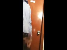 Porteiro dando aliviada no trampo