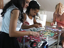 Eva,  Chrissy E Isabel Simplemente Están Pasando Un Rato Relajante Juntas.