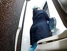 Online camera records voluptuous bitch in the gym bathroom