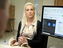 La Ragazza È Stanca Di Lavorare Come Commessa, Quindi Perché Scopa Forte