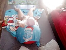 Massagem sensual de um casal gostoso com óleo no corpo. Preliminares no quarto com um casal amador.