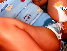 Sexo secreto con la novia de un amigo durante un roce de coño pervertido y jizz caliente en bragas