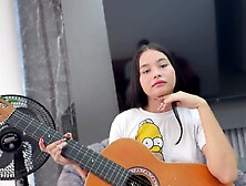 Ayudo a mi pequeña hermanastra con sus clases de música y termino follandola duro hasta venirme.