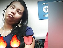 Gravidinha mirando o volume