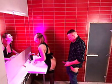 CAM IN THE PUBLIC TOILETTE IN THE NIGHT CLUB : FUCKING STRANGERS