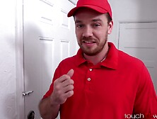 Entregador de pizza faz sexo com Addison Lee na frente de seu marido