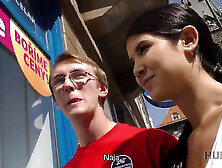 Hunt4k.  der junge hahnrei sieht zu,  wie seine wunderschöne freundin madelina dee geld verdient