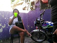 le doy una cogida a la vendedora