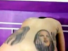 Tätowierte Frau hat Sex mit einem 18-jährigen Mann und bläst ihm einen.