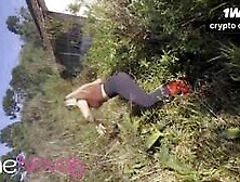 Jovem loira visita a fazenda e faz um boquete amador numa aventura caseira.