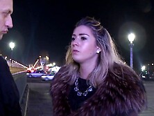 Annabella exhibition à Paris avant baise intensive