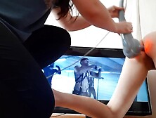 Выебала её в жопу перед телевизором вибрирующим массажёром - Lesbian illusion