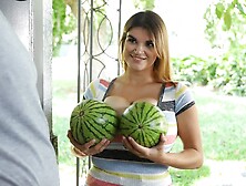 Красоточка с очень большими сисками и пышной пиздой любит арбузы сосать и трахаться