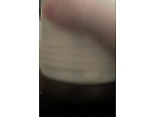 Sa chatte devient chaude pendant la baise fleshlight