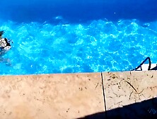 Espío a la Vecina Tetona en la PISCINA,  me Pilla y Follamos con Mirones