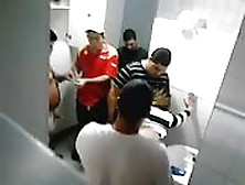 Pillada En El Baño Follando Con Todos