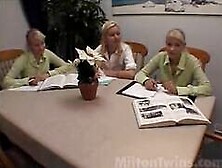 Twins in lez threeway eat out pussy