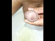 绝望的年轻人撒尿，早晨勃起，特写