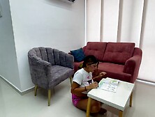 Mientras mi linda hermanastra ejerce sus deberes de la escuela yo me la follo sin parar y me hace ve