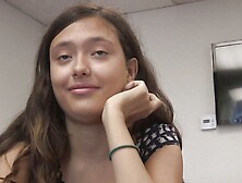 junge brunette mit festen titten haelt ohne widerspruch den hintern beim ficken hin