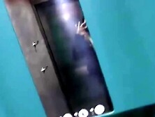 À la chaîne aux toilettes