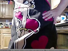 Enjoy watching this CELLULITE QUEEN yoga mom beauty cooking