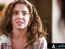 Elle Trompe Sa Petite Amie Avec Une Fille Sexy