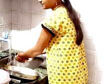 Kamwali Bhabhi Ki Kitchen Me Chudai Kari Malik Ne Desi Sex Mahal Mein Hota Hai