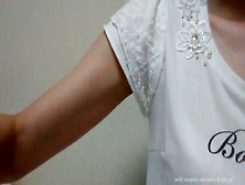【自撮りカメラde投稿動画】 三十路、やせ形、色白女性の胸チラ・腋チラの魅力