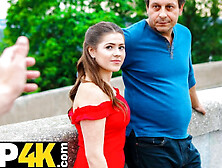 Une Fille Bien Roulée Pour De L'argent Se Fait Bien Clouer Devant Son Père