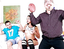 La Sorellastra Mostra Le Tette E Seduce Il Fratellastro