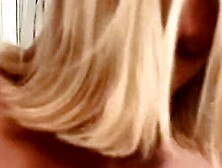 Reife Blondine lasst sich am Sofa vernaschen