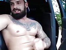 Barbudo Delicioso Se Masturbando No Carro