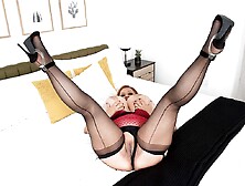 Julia Jones' Triple-G Fascinators