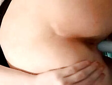 Ninfetinha masturbando a xota com a escova de cabelo