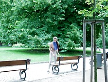 Brune Sportive Se Promene Dans Un Parc Presque Nue