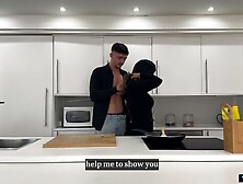 PILLADO por su MEJOR AMIGO mientras se folla a SU MUJER en su propia cocina!