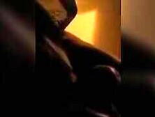 Bia casada liga para o corno enquanto mama comedor