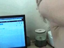 Blondes Buroluder bei der Arbeit gevogelt