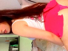 Novinha linda ficou de quatro mostrando e metendo o dedo no cuzinho