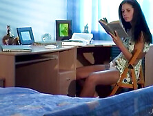 ¡La Pervertida Adolescente Morena Europea Anoushka Filma Leyendo Porno!
