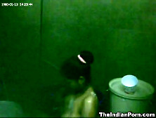 Fette indische Frau zieht sich aus