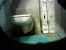 Spy Cam filmt Bekannte heimlich in meinem Badezimmer