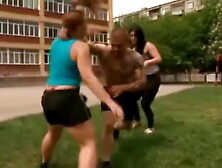 muscle man vs 2 girls fight