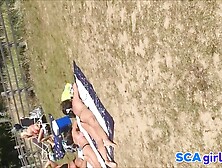 Het tonåring med snäva häck sola i bikini