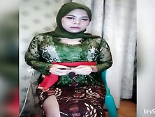 Eni Setyoningsih Kebaya Hijau
